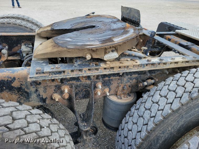 image for item DX7444 2005 International  9200i semi truck