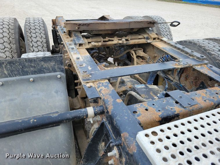 image for item DX7444 2005 International  9200i semi truck