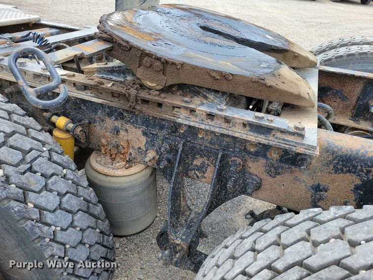 image for item DX7444 2005 International  9200i semi truck