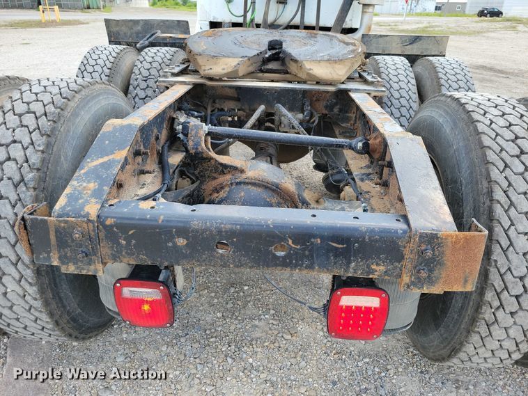 image for item DX7444 2005 International  9200i semi truck