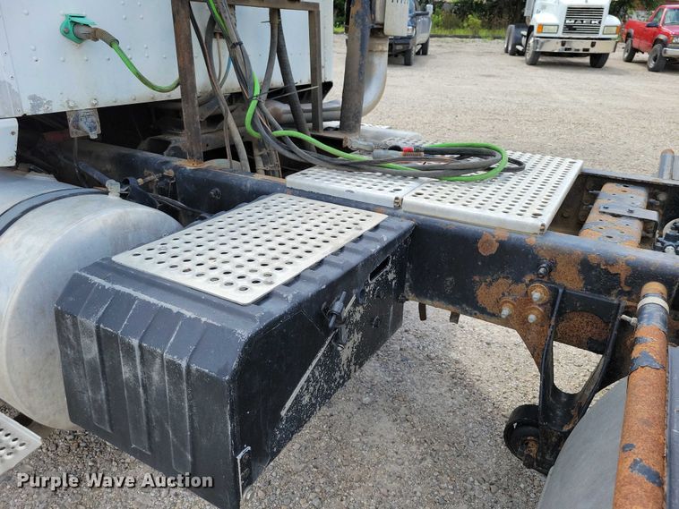 image for item DX7444 2005 International  9200i semi truck