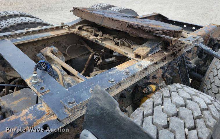 image for item DX7444 2005 International  9200i semi truck