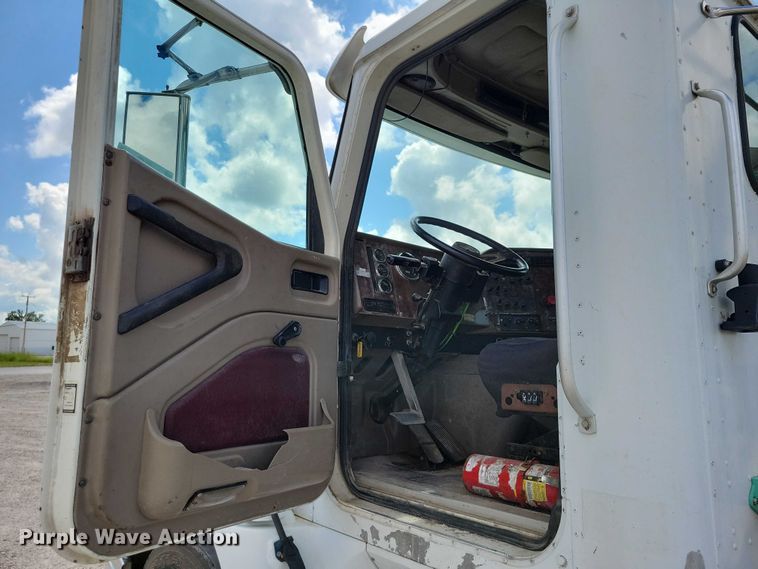 image for item DX7444 2005 International  9200i semi truck