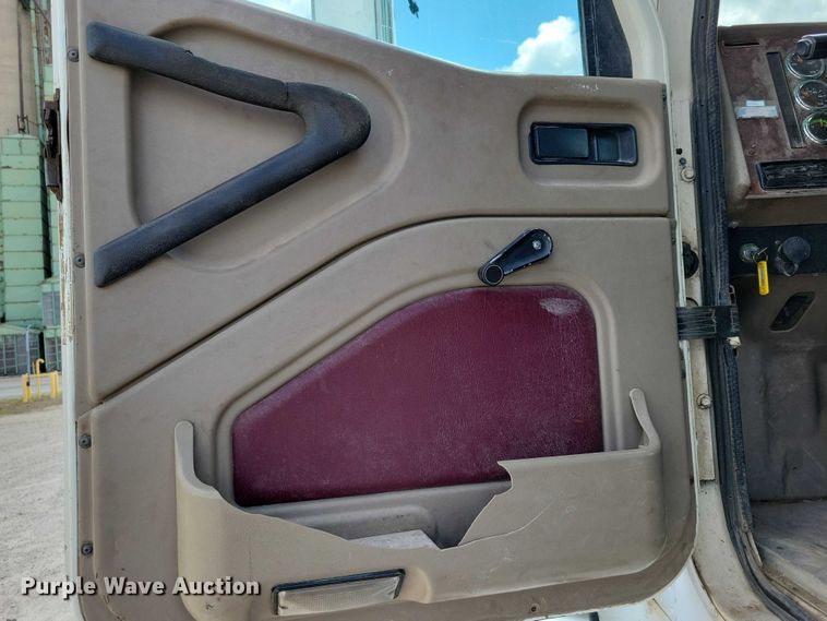 image for item DX7444 2005 International  9200i semi truck