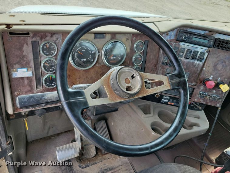 image for item DX7444 2005 International  9200i semi truck