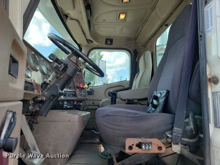 image for item DX7444 2005 International  9200i semi truck