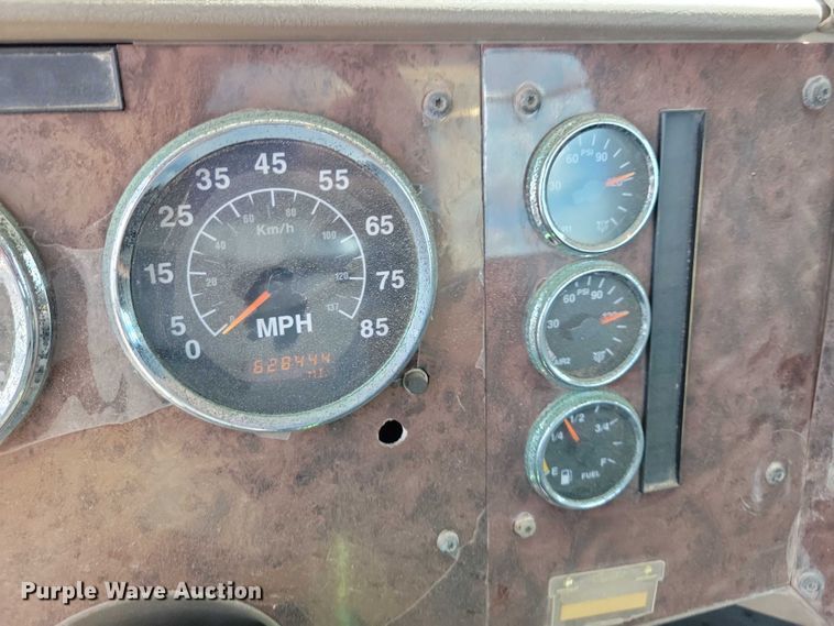 image for item DX7444 2005 International  9200i semi truck