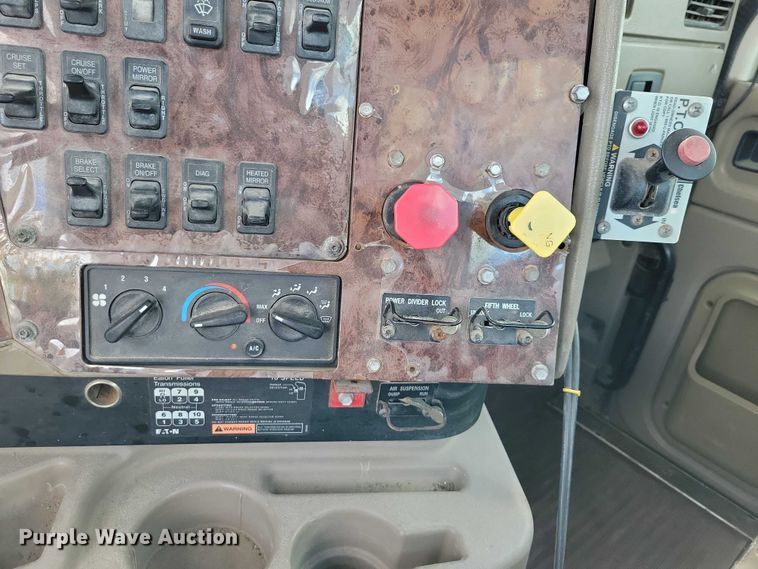 image for item DX7444 2005 International  9200i semi truck