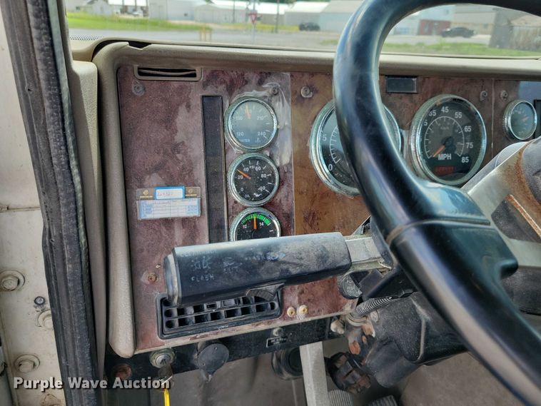 image for item DX7444 2005 International  9200i semi truck