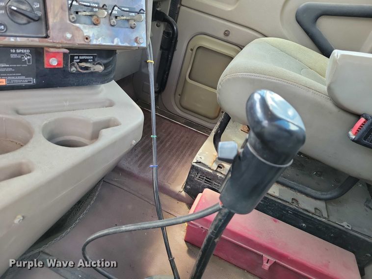 image for item DX7444 2005 International  9200i semi truck