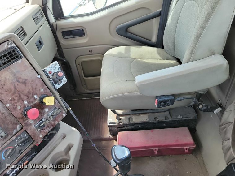 image for item DX7444 2005 International  9200i semi truck