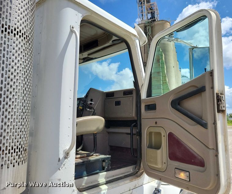 image for item DX7444 2005 International  9200i semi truck