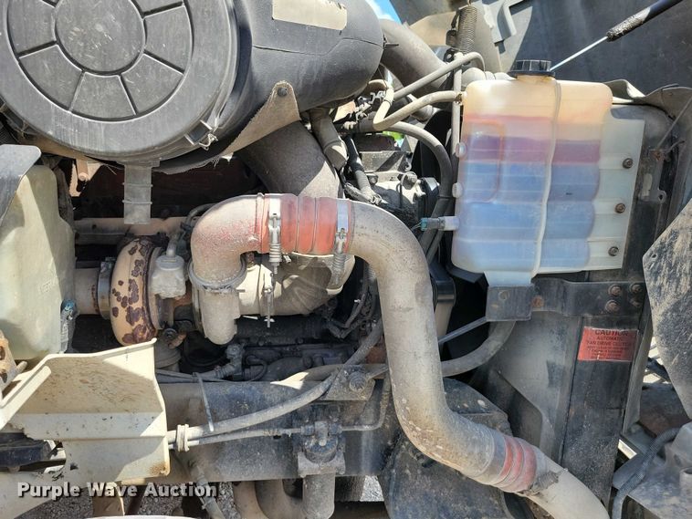 image for item DX7444 2005 International  9200i semi truck