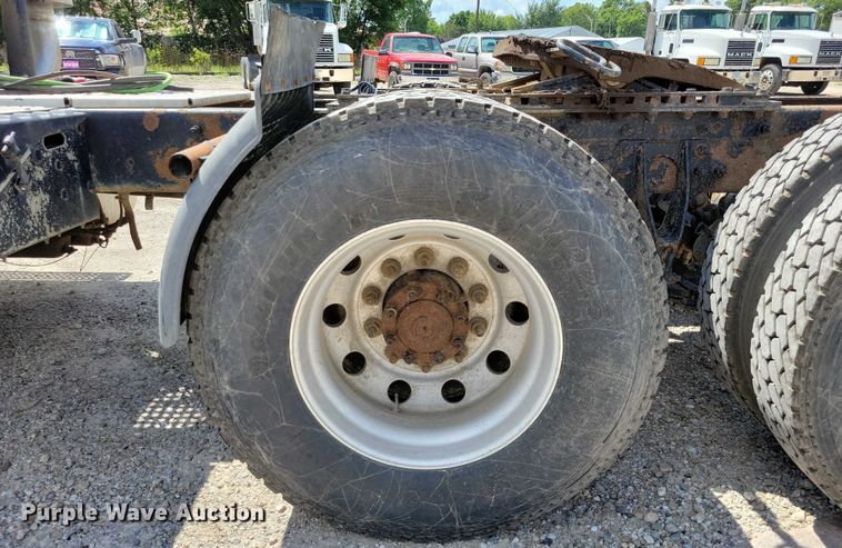 image for item DX7444 2005 International  9200i semi truck