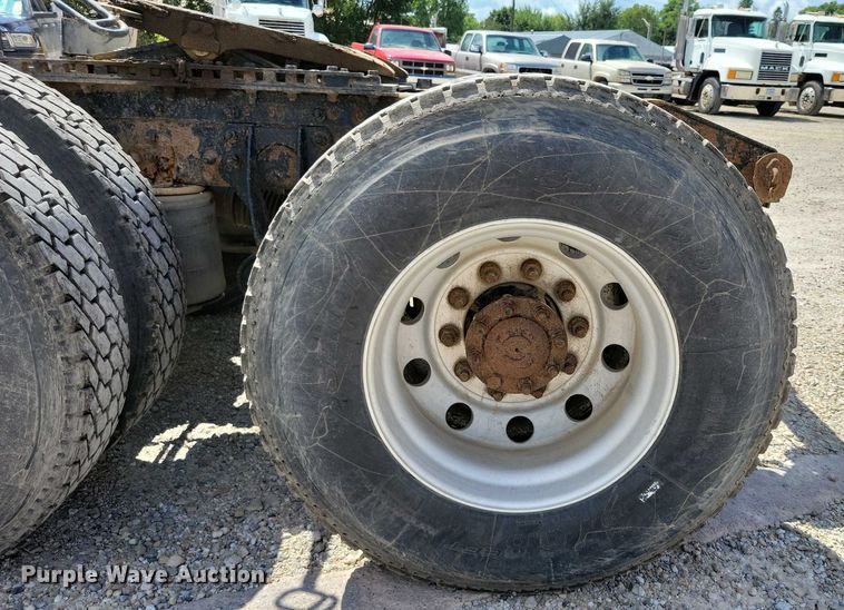 image for item DX7444 2005 International  9200i semi truck