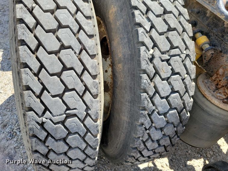 image for item DX7444 2005 International  9200i semi truck