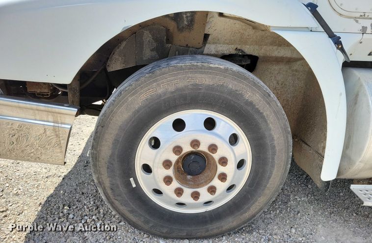 image for item DX7444 2005 International  9200i semi truck