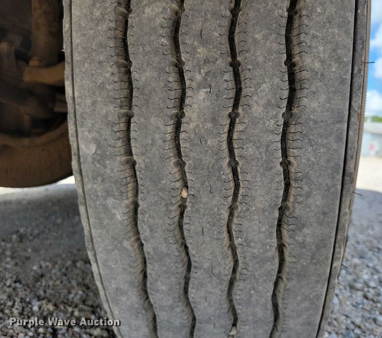 image for item DX7444 2005 International  9200i semi truck