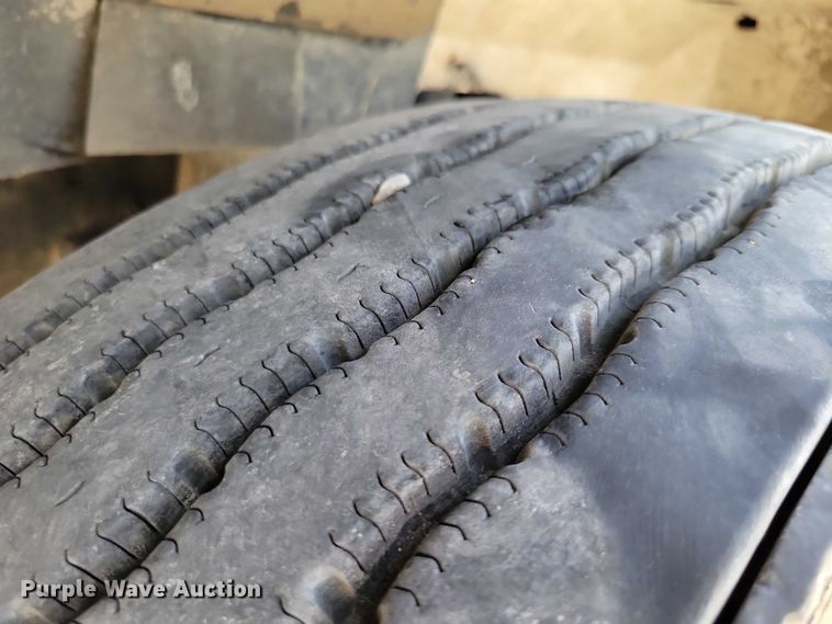 image for item DX7444 2005 International  9200i semi truck