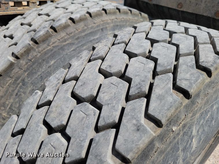 image for item DX7444 2005 International  9200i semi truck