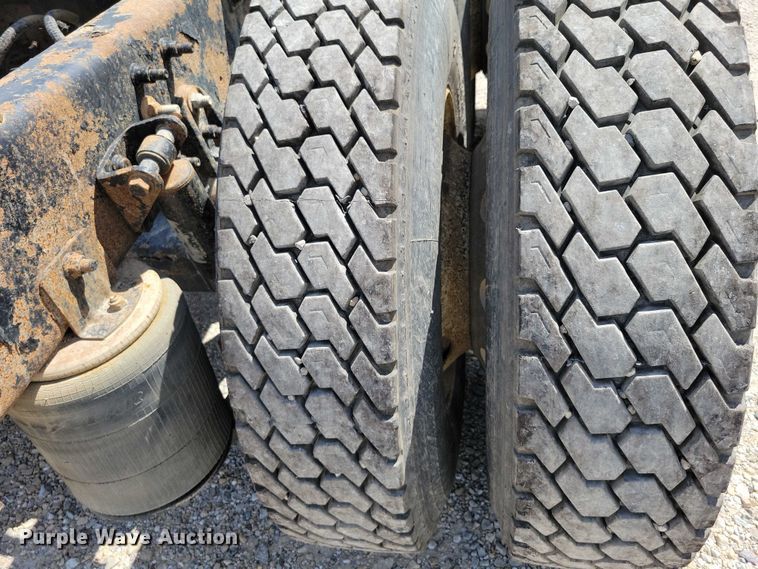 image for item DX7444 2005 International  9200i semi truck