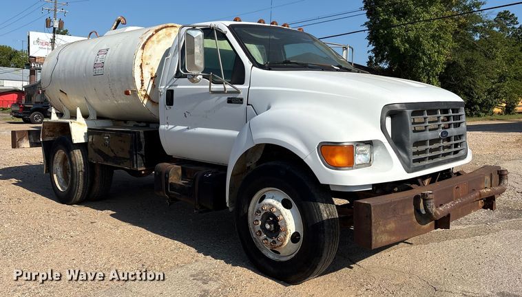 image for item DY0936 2000 Ford F650 water truck