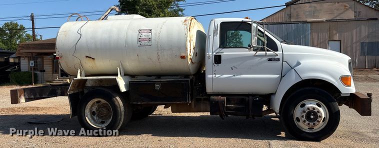 image for item DY0936 2000 Ford F650 water truck