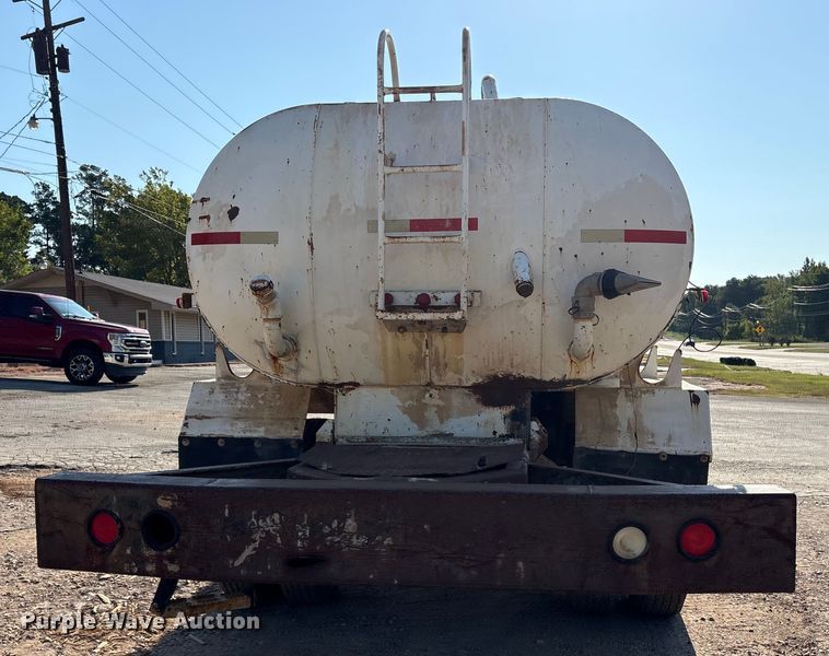 image for item DY0936 2000 Ford F650 water truck