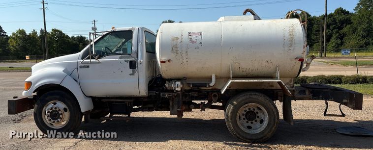 image for item DY0936 2000 Ford F650 water truck