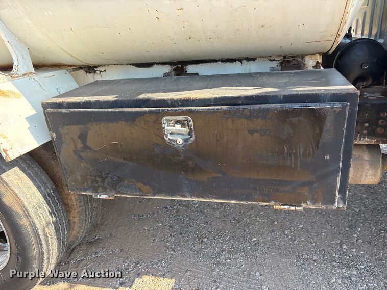 image for item DY0936 2000 Ford F650 water truck