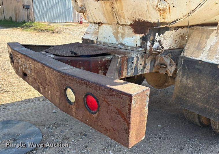 image for item DY0936 2000 Ford F650 water truck