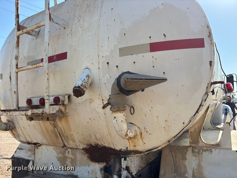 image for item DY0936 2000 Ford F650 water truck