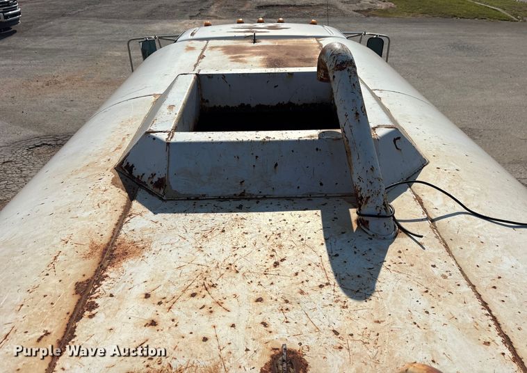 image for item DY0936 2000 Ford F650 water truck