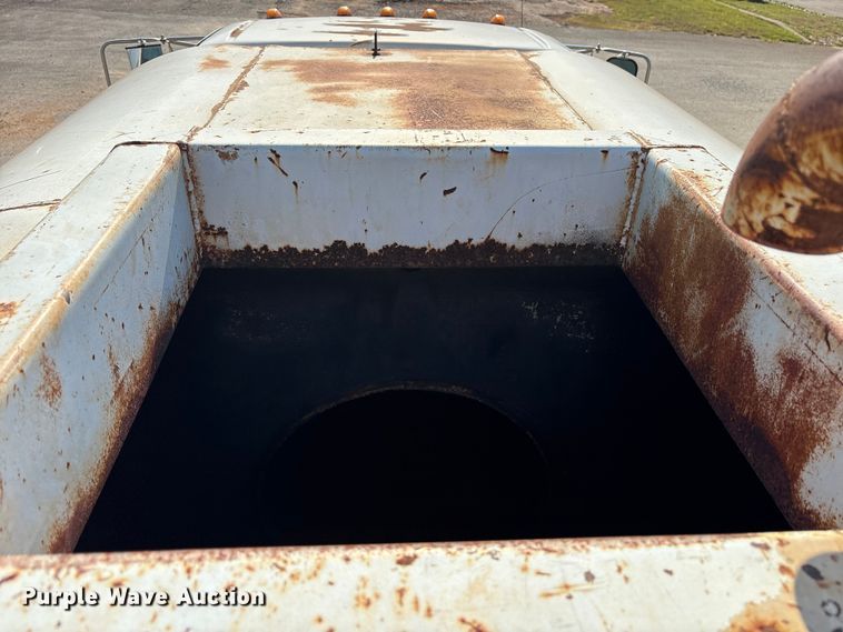 image for item DY0936 2000 Ford F650 water truck