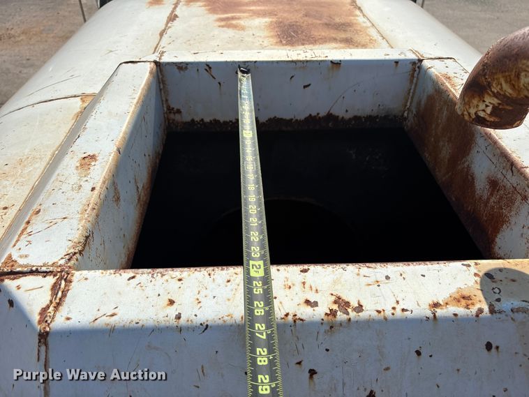 image for item DY0936 2000 Ford F650 water truck