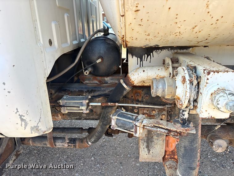 image for item DY0936 2000 Ford F650 water truck