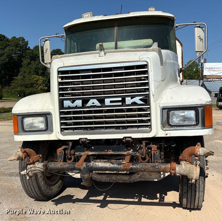 image for item DY0937 2004 Mack CH6000 water truck