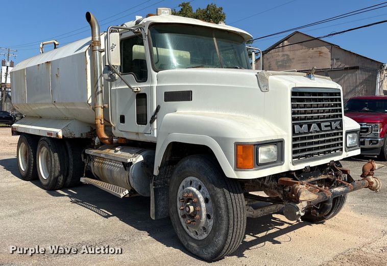image for item DY0937 2004 Mack CH6000 water truck