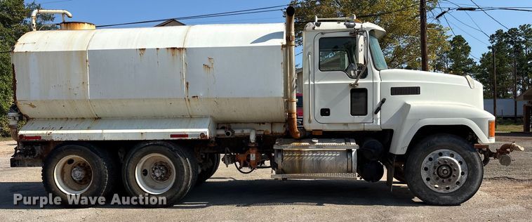 image for item DY0937 2004 Mack CH6000 water truck