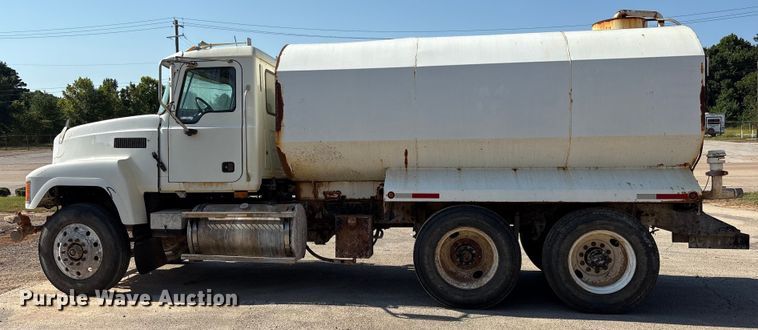 image for item DY0937 2004 Mack CH6000 water truck