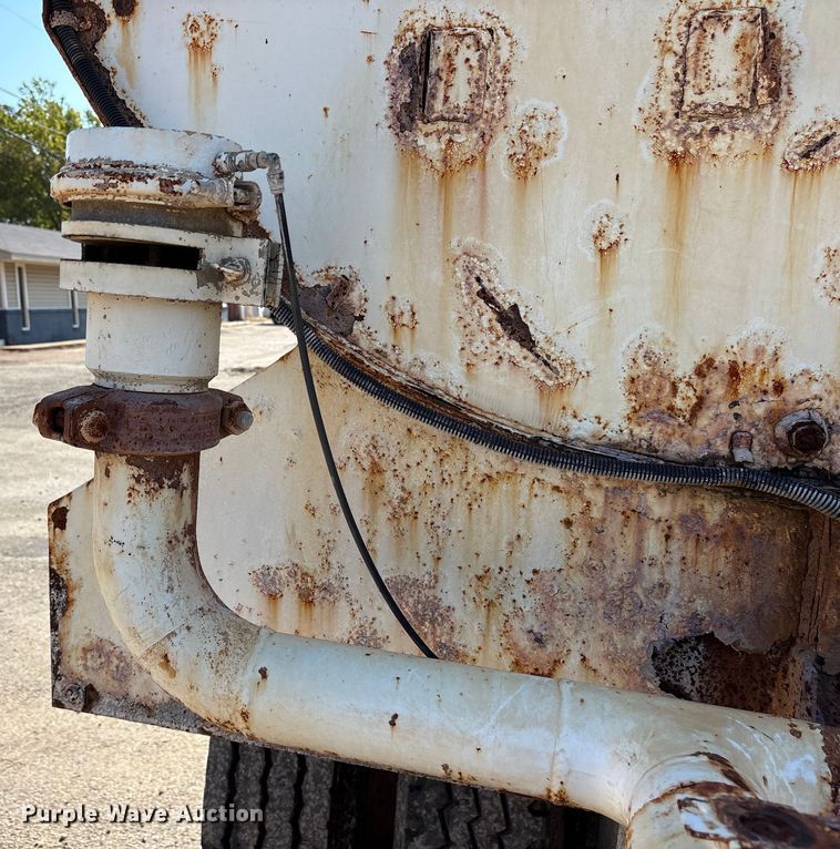 image for item DY0937 2004 Mack CH6000 water truck