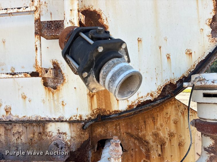 image for item DY0937 2004 Mack CH6000 water truck