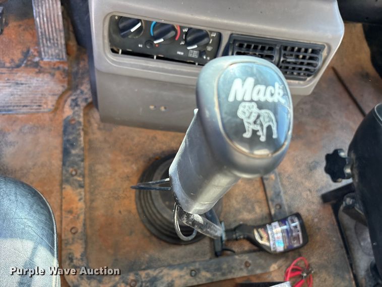 image for item DY0937 2004 Mack CH6000 water truck