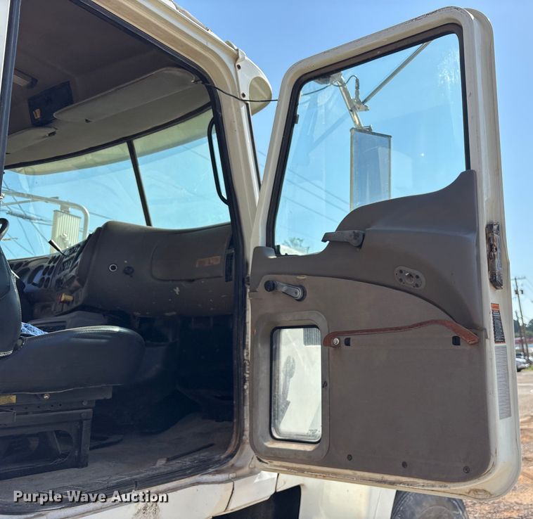 image for item DY0937 2004 Mack CH6000 water truck