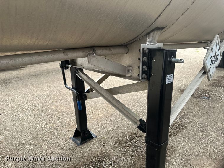 image for item EB2861 1998 Beall BIAST-75-I-SB tank trailer