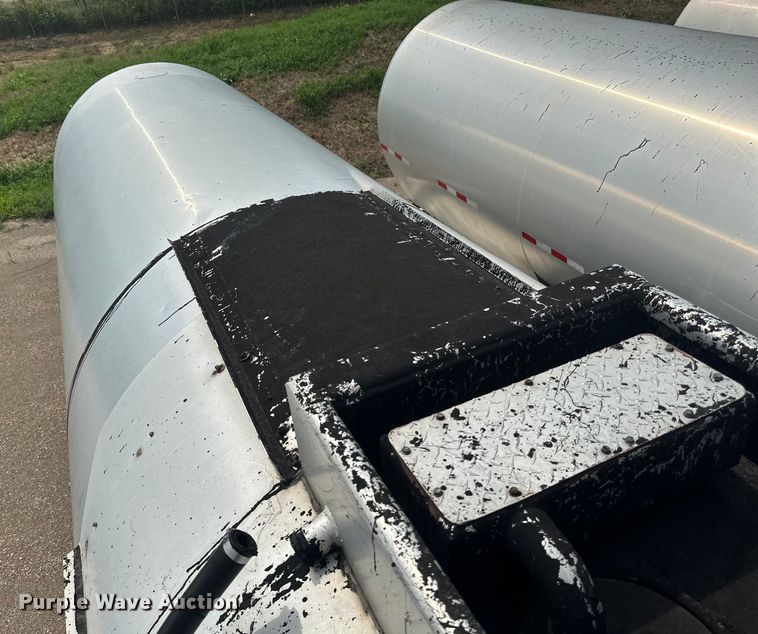 image for item EB2861 1998 Beall BIAST-75-I-SB tank trailer