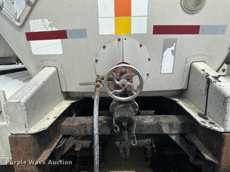 image for item EB2861 1998 Beall BIAST-75-I-SB tank trailer