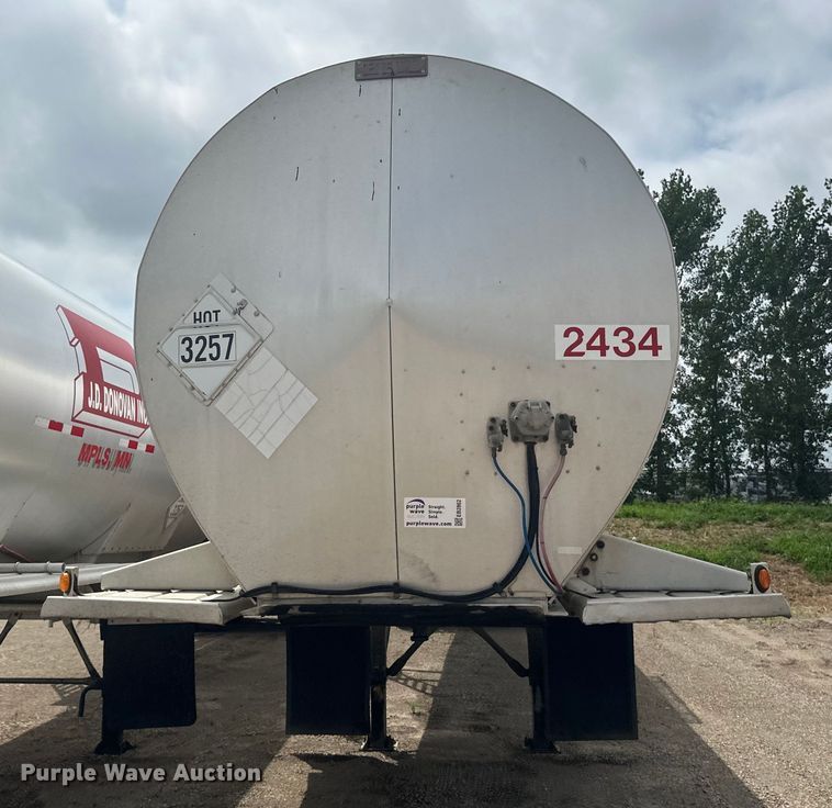 image for item EB2862 2002 Heil tank trailer