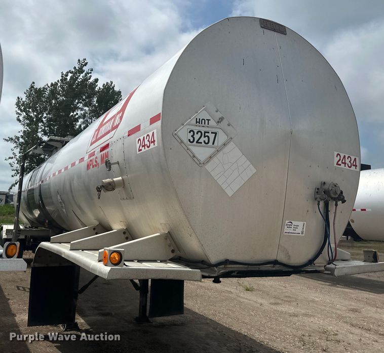 image for item EB2862 2002 Heil tank trailer