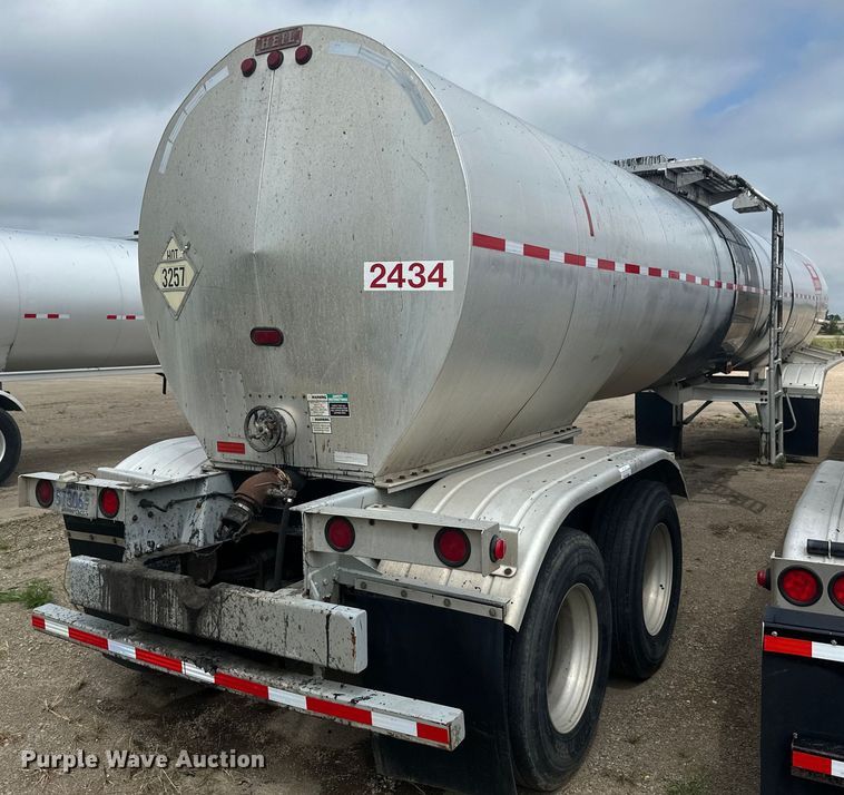 image for item EB2862 2002 Heil tank trailer
